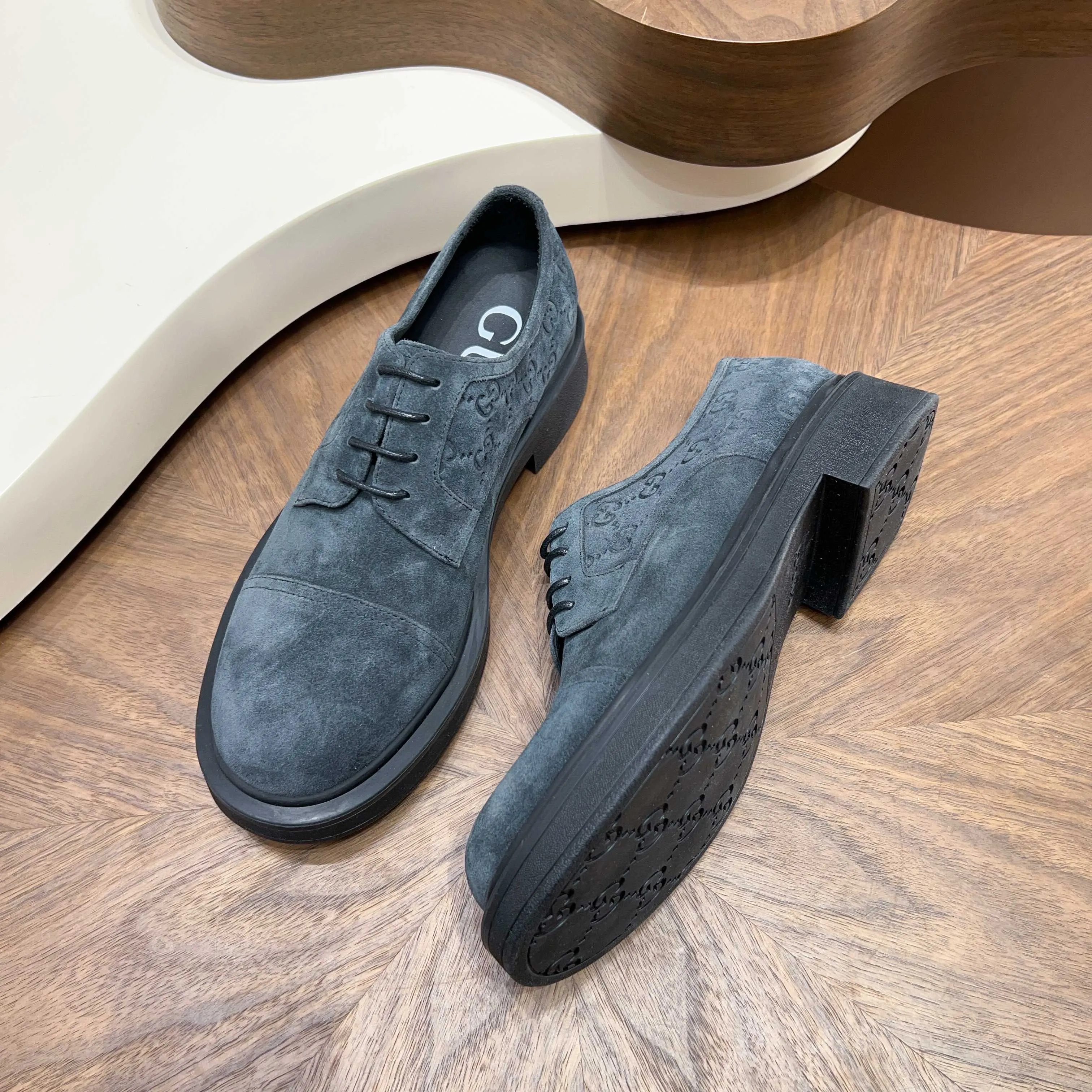 💰780 Gucci/Gucci new men’s lace-up shoes with GG details, matte cow leather derby shoes! The design of this men's lace-up shoe is rooted in the brand's heritage. Crafted from premium waxed cow leather, it is embellished with GG printed embossed suede leather details, a nod to Gucci's iconic monogram. The rubber sole decorated with GG pattern adds a touch of modern fashion to this design. Typical three-joint style design. European and American classic version, full calfskin lining. The overall upper texture is soft and the lining is comfortable and breathable. 2CM thickened soft rubber sole, easy to control. Versatile and stylish upper foot, multiple colors available to meet different matching needs, complete package! Size: 39-40-41-42-43-44 leather shoe size (38.45.46 can be customized)
